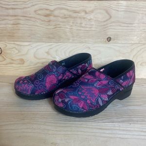 Sanita floral embroidered tapestry clog size 40